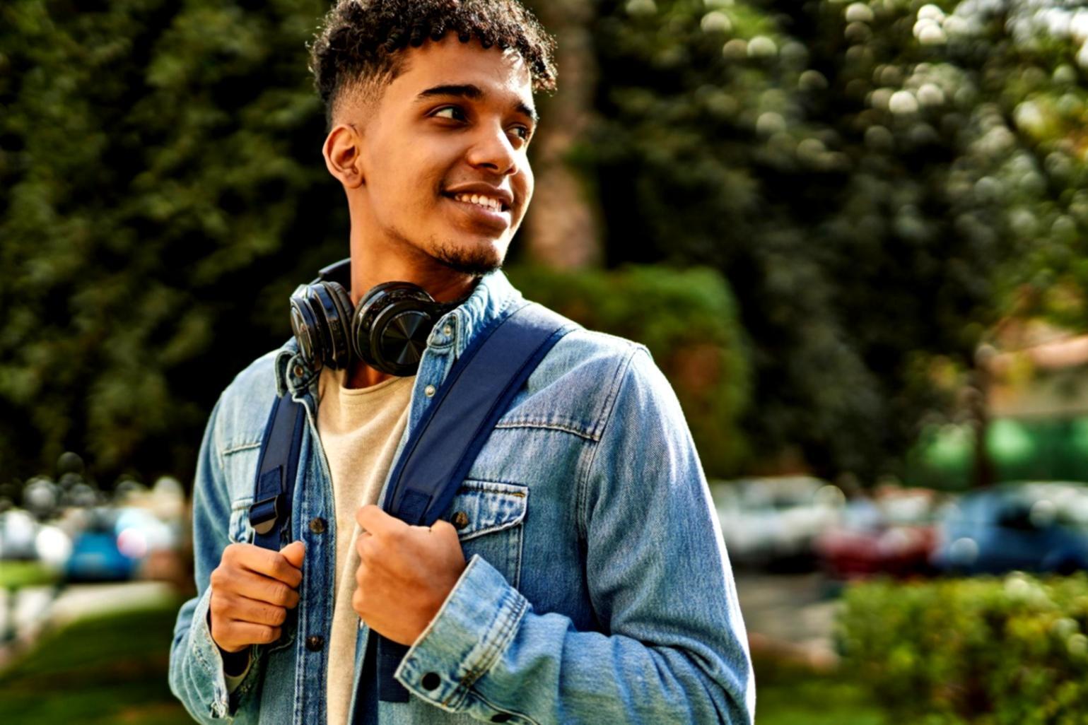 Groupe d'apprenants travaillant ensemble sur des projets financiers