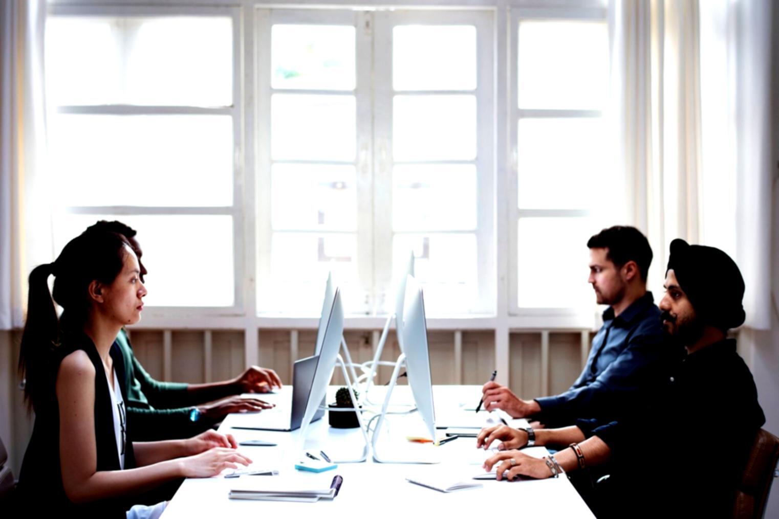 Équipe pédagogique omeralynthis analysant des stratégies d'investissement